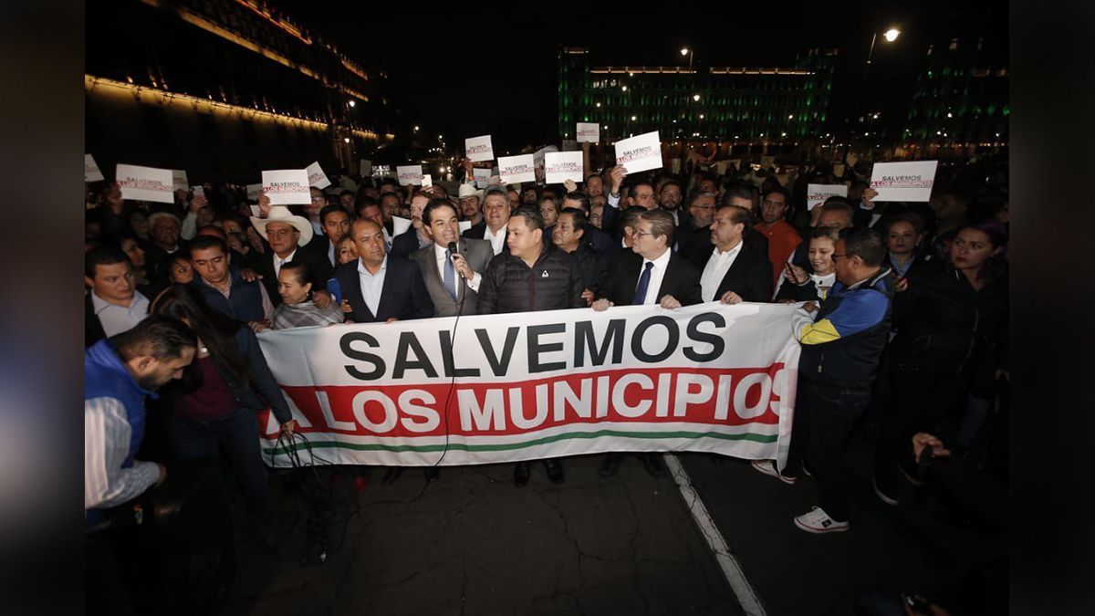 24 Morelos protesta de presidentes municipales frente a a Palacio Nacional