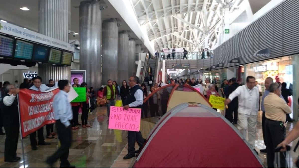 24 Morelos Taxistas instalan casas de campaña en aeropuerto