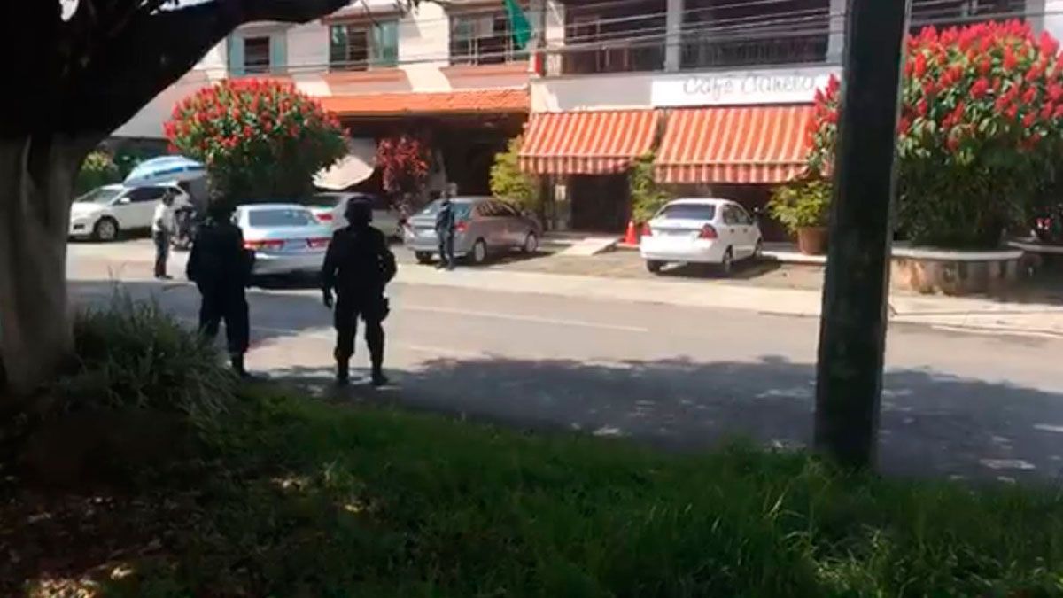 Balean a hombre en cafetería de Cuernavaca