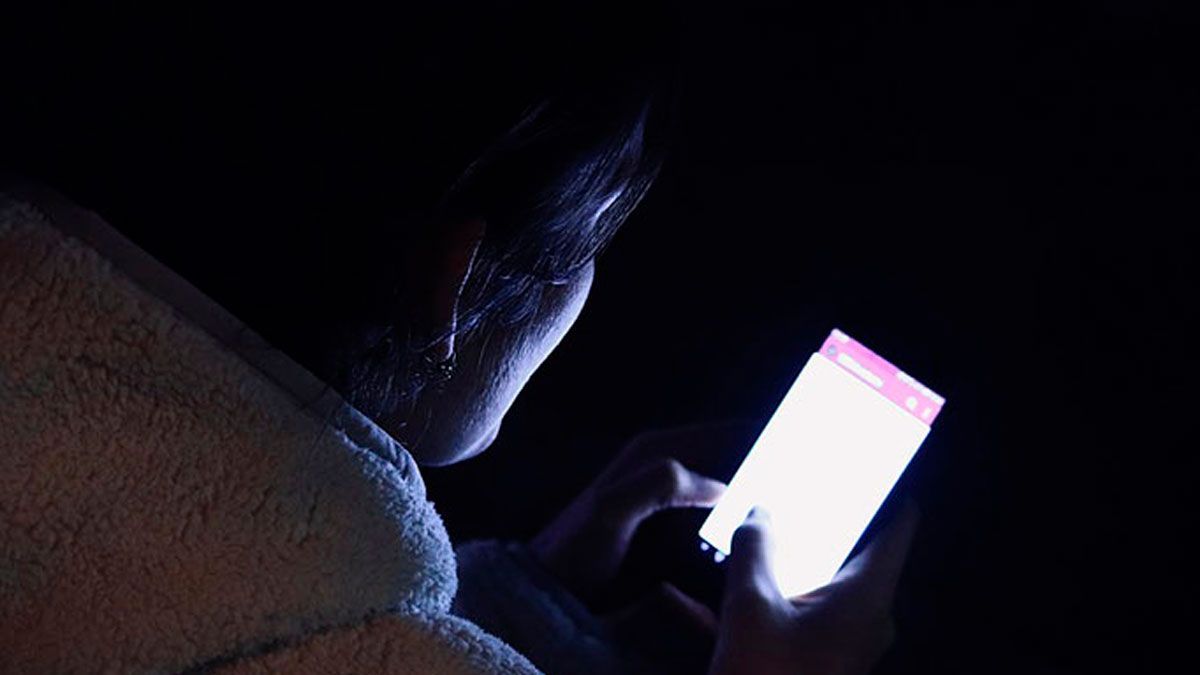 ¿Pasas mucho tiempo con tu celular o tablet? Podrías tener un síndrome