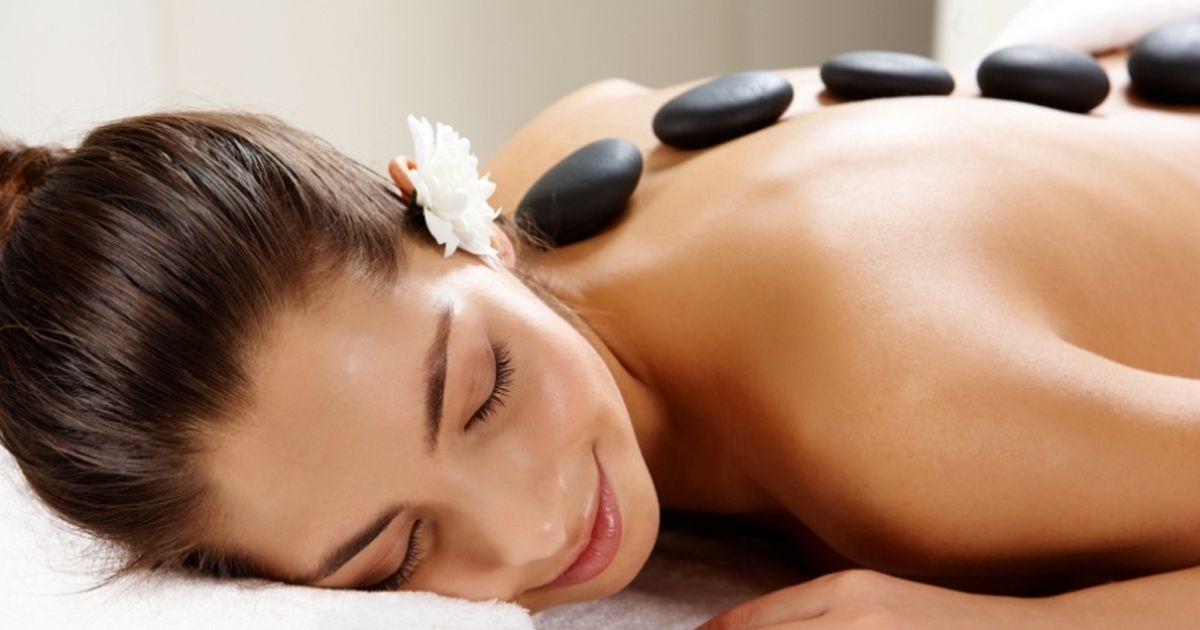 Los beneficios de un masaje con piedras calientes