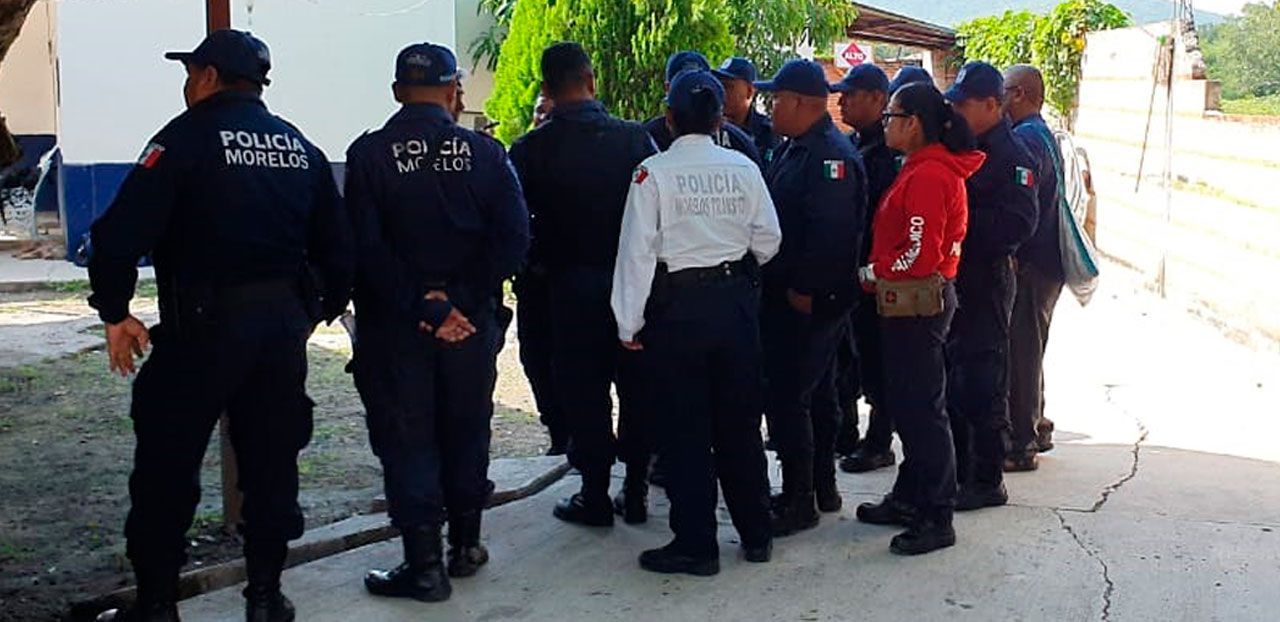 Se manifiestan policías en Tlaquiltenango