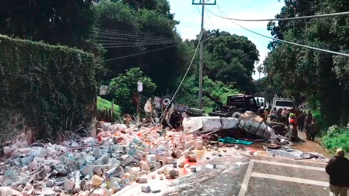 Volcadura de tráiler deja dos personas sin vida en Huitzilac