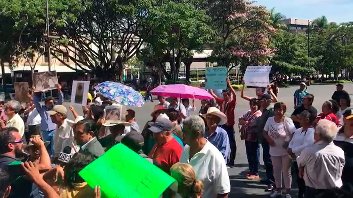 Zapatistas piden sus pensiones