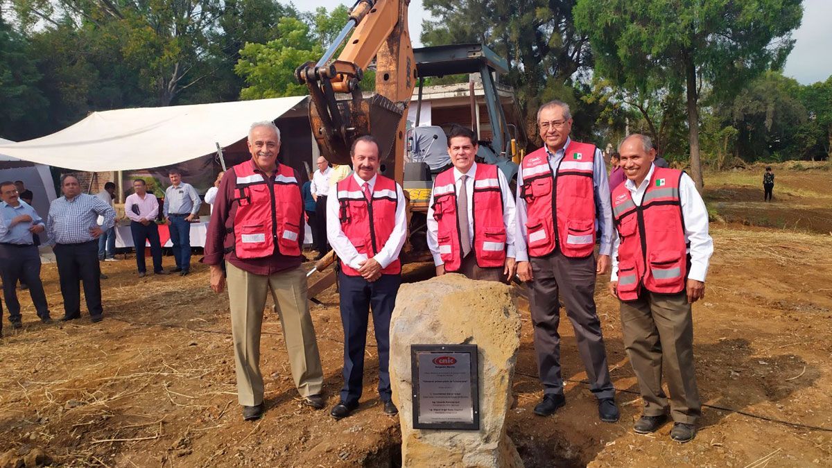 Colocan  primera piedra de nueva sede de la CMIC en Morelos