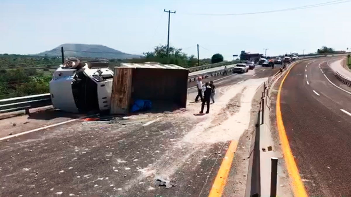 Vuelca camión de carga en Xochitepec