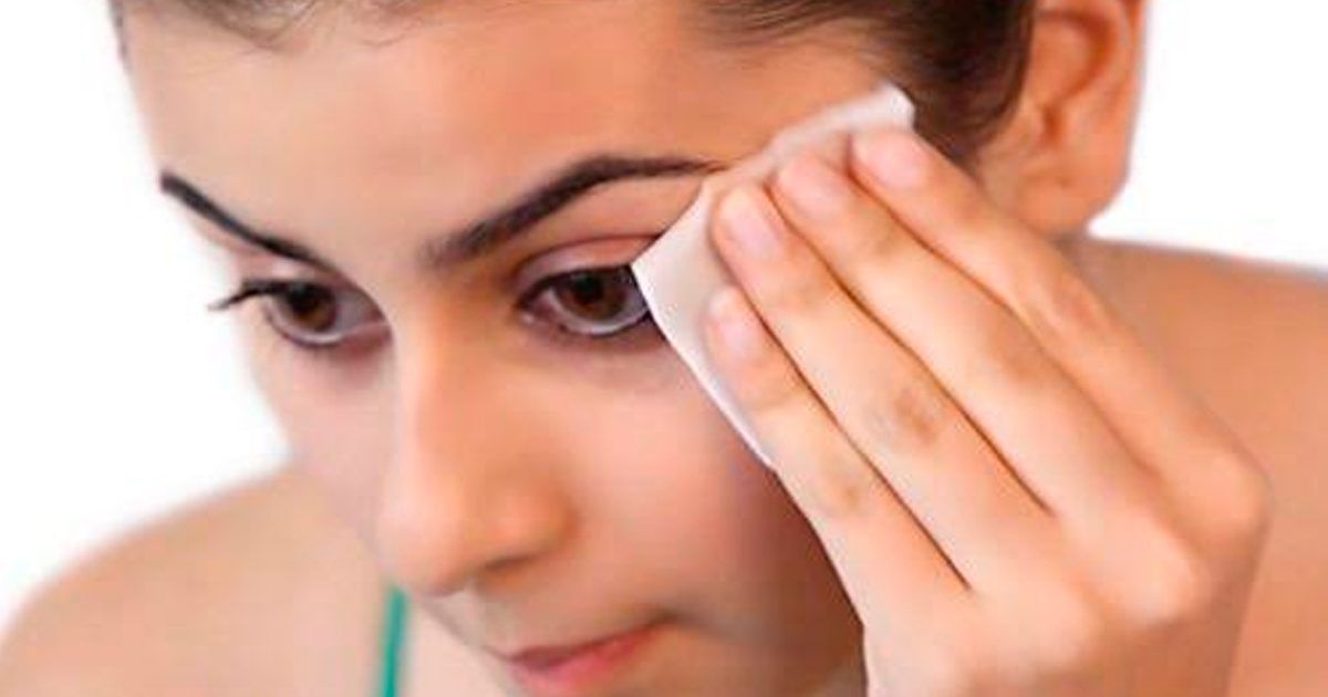 Retira el maquillaje de tu rostro antes de ir a dormir