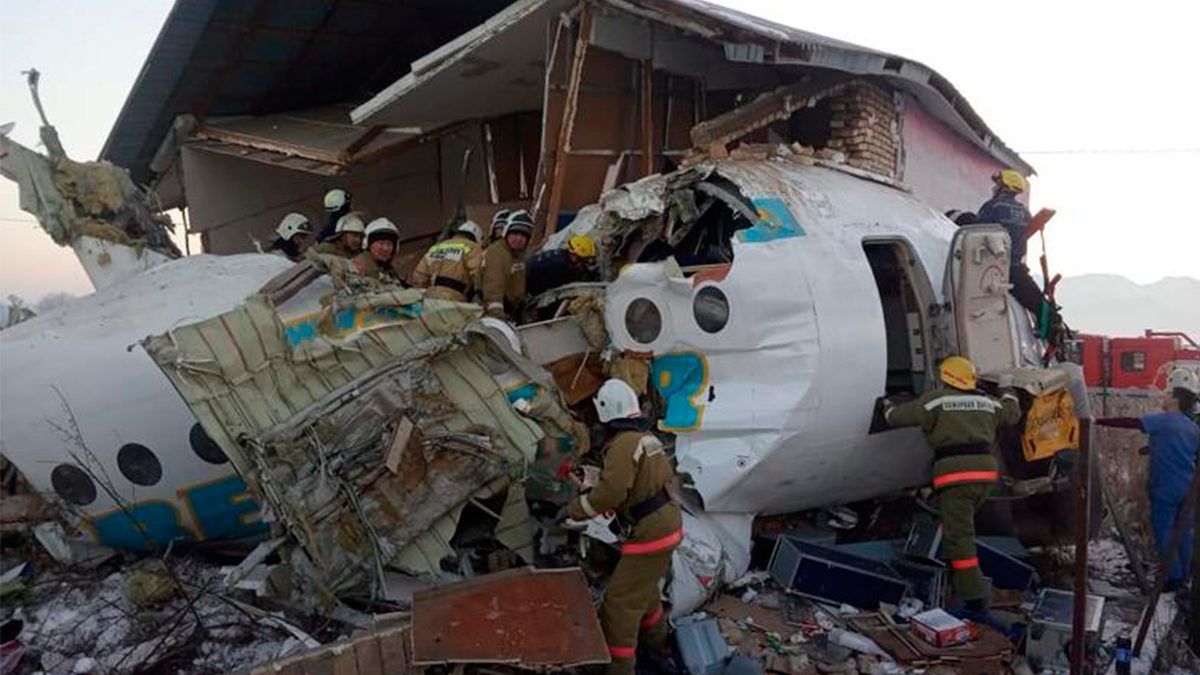Aumenta a 12 fallecidos accidente aéreo en Kazajistán