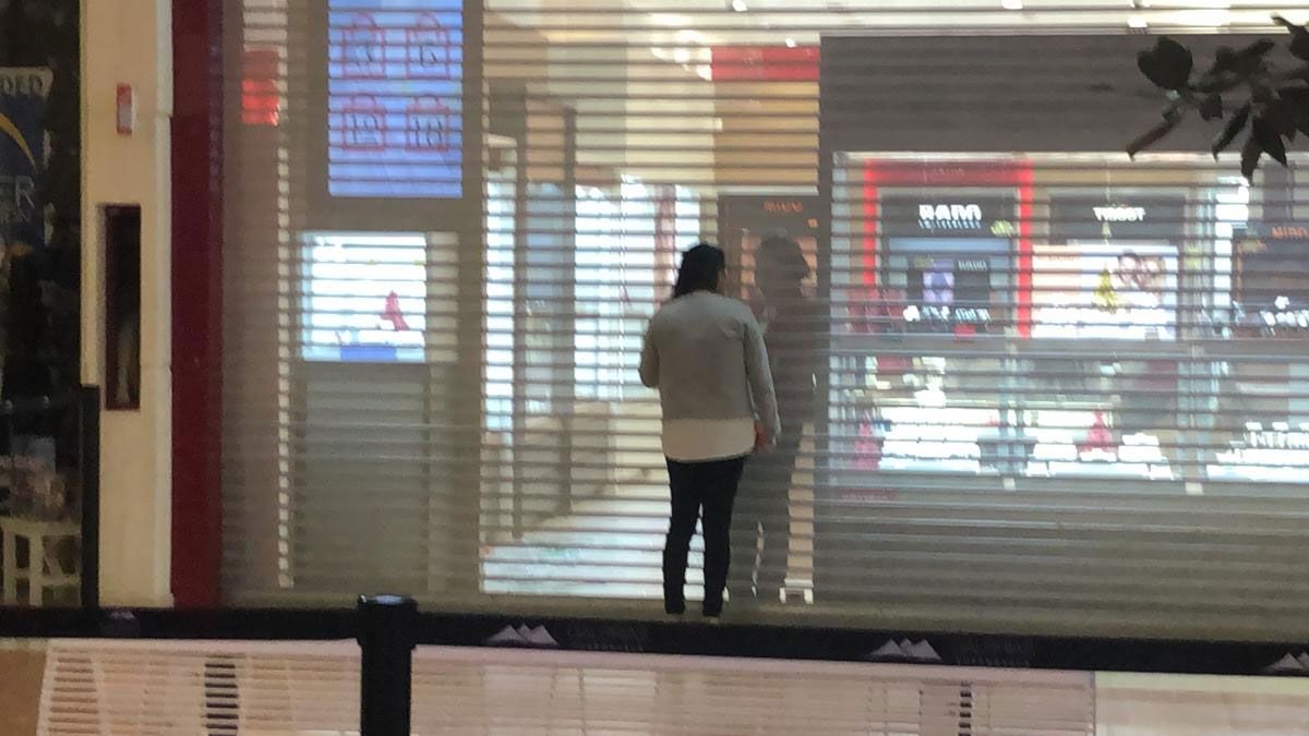 Roban joyería en plaza comercial; hay 2 detenidos