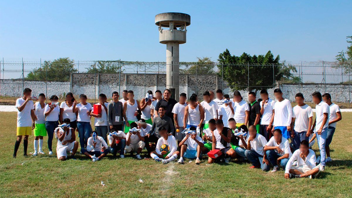 Entrega INDEM material deportivo a jóvenes del CEMPLA