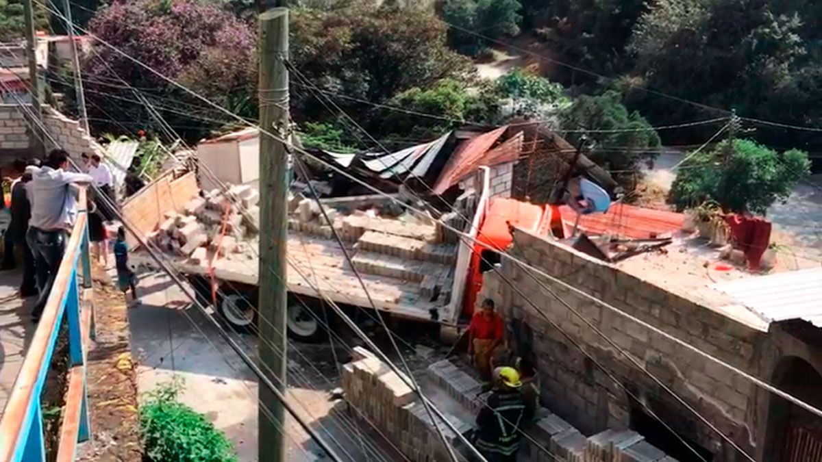 Tras quedarse sin frenos deja a familia sin casa en Cuernavaca