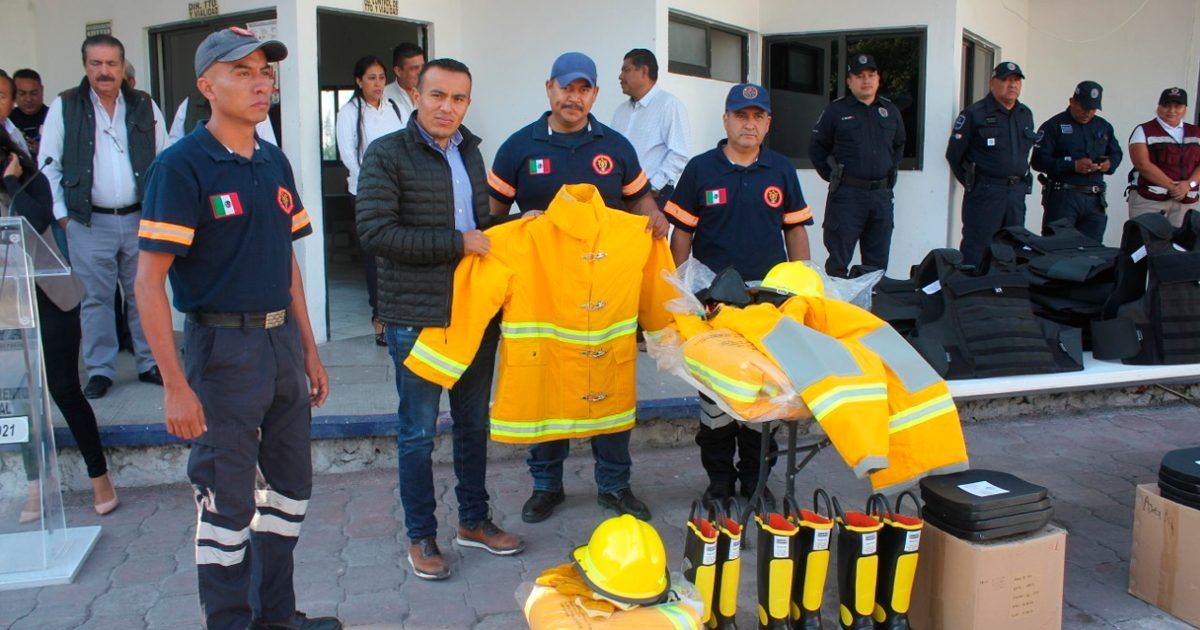 Hacen entrega de equipo de trabajo a Seguridad Pública y Bomberos