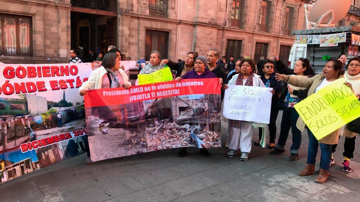 Damnificados de Jojutla buscan apoyos en Palacio Nacional para reconstrucción