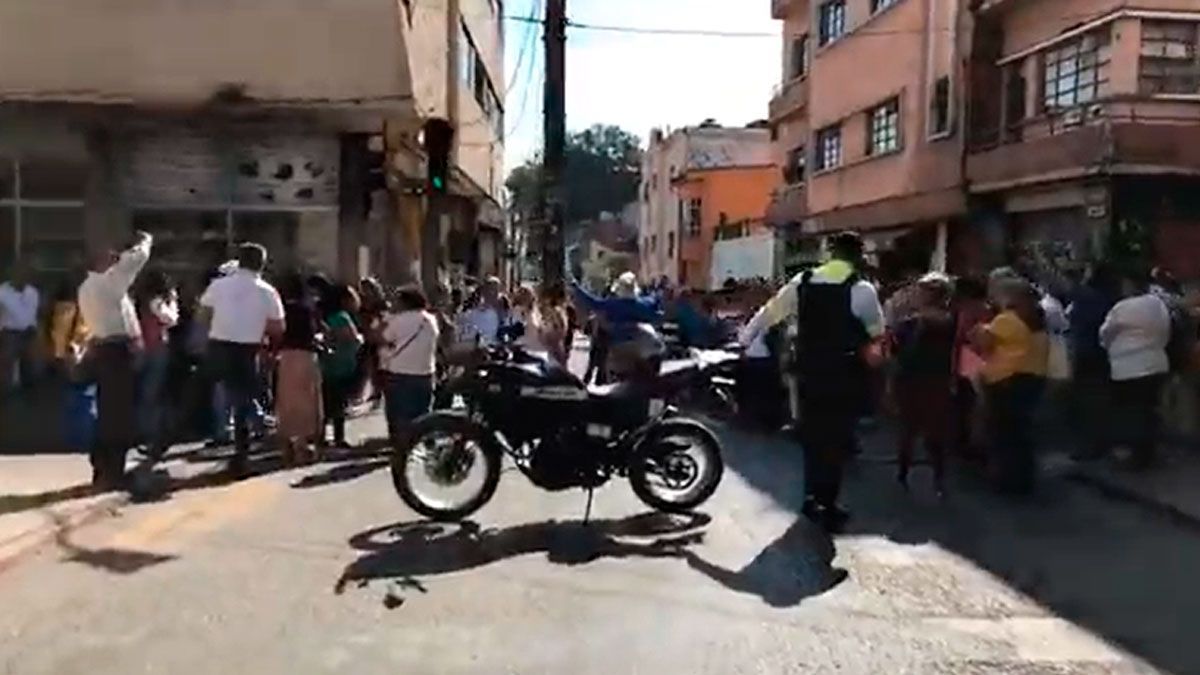 Cumplen amenaza maestros jubilados y bloquean Cuernavaca