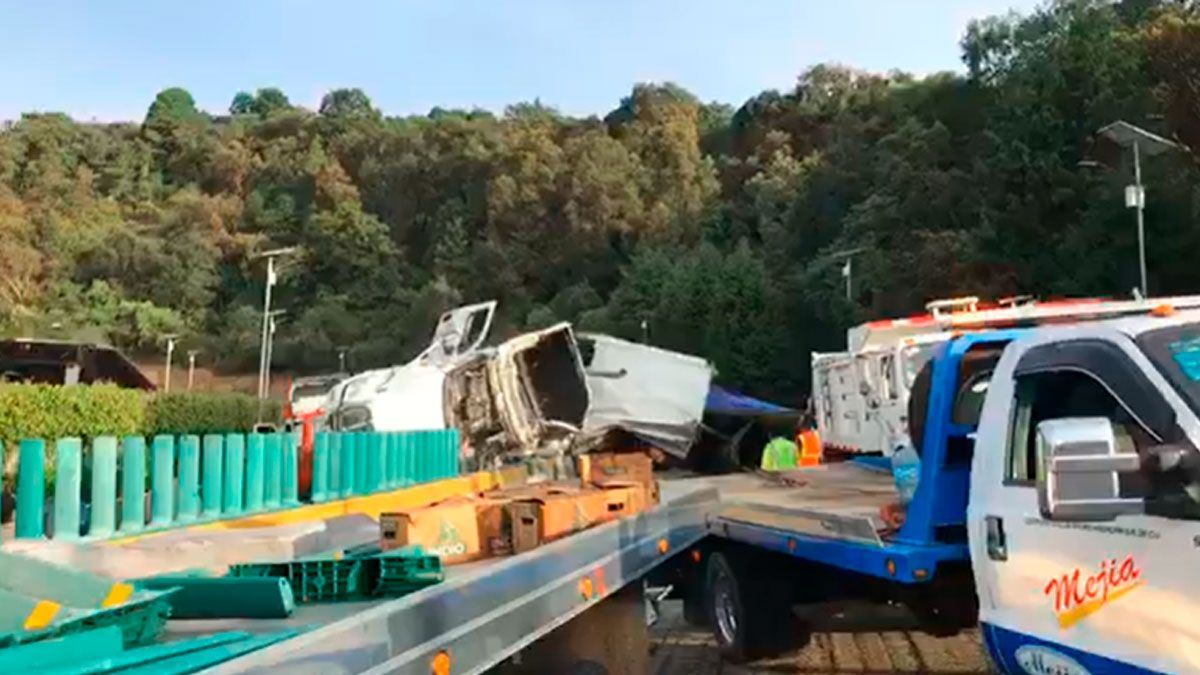 Conductor de tráiler quedó prensado en La Pera