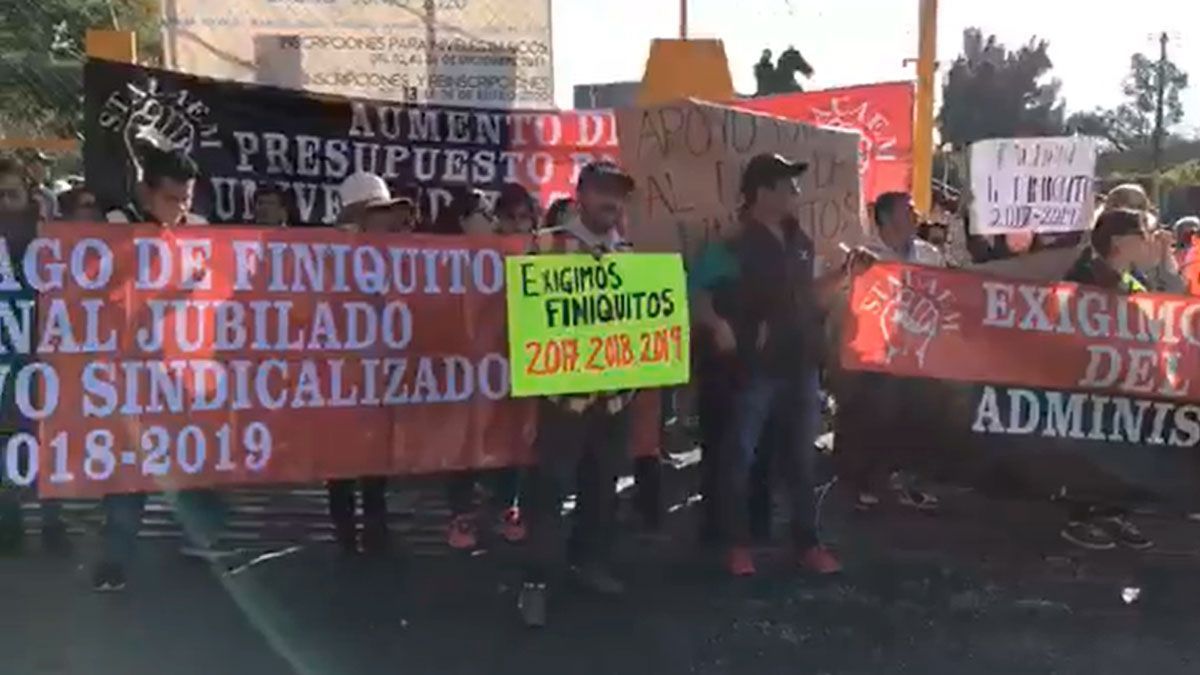 Marchan sindicalizados de la UAEM, exigen pago de finiquitos
