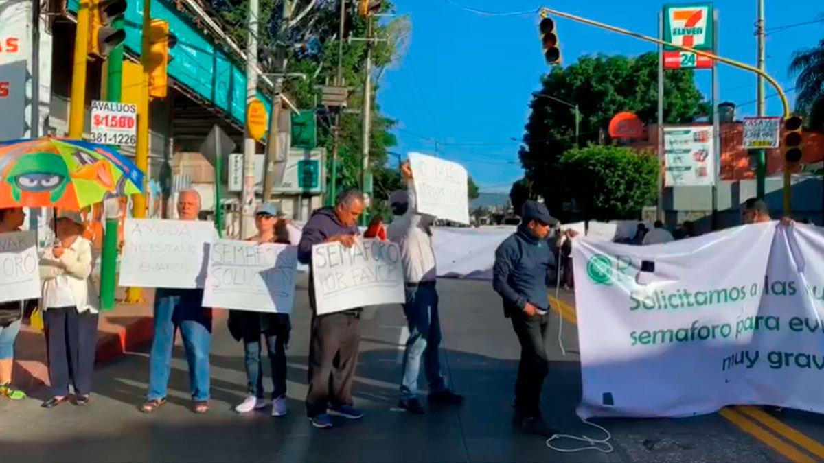 Piden reparación de semáforo en Cuernavaca