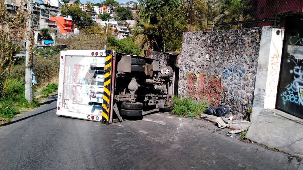 Vuelca camión en la Lagunilla de Cuernavaca