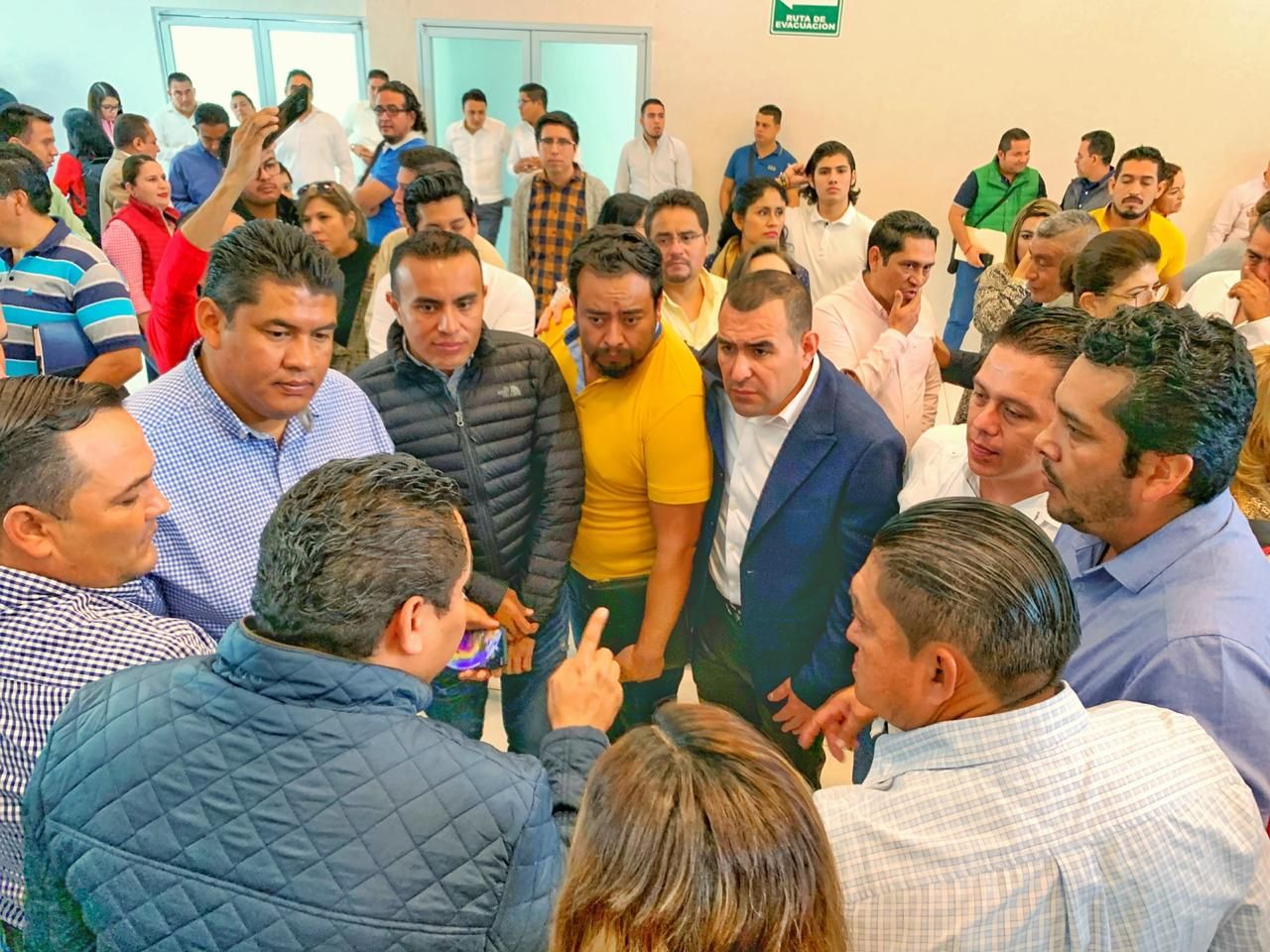 Amagan alcaldes con cerrar vialidades