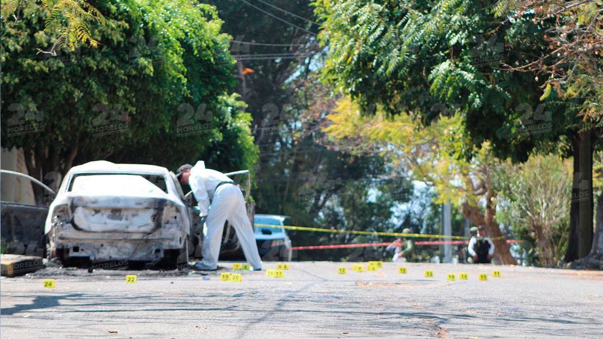 Civiles armados balearon y quemaron auto en Cuernavaca