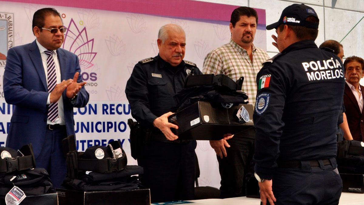 Entrega CES uniformes a la policía Morelos