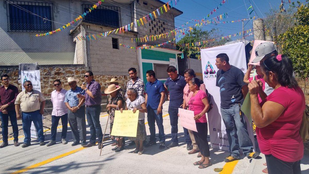 Entrega alcalde calle pavimentada en Tehuixtla