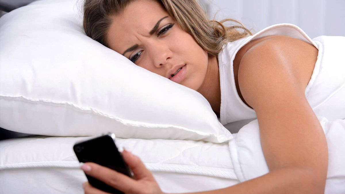 El peligro de usar el celular antes de dormir