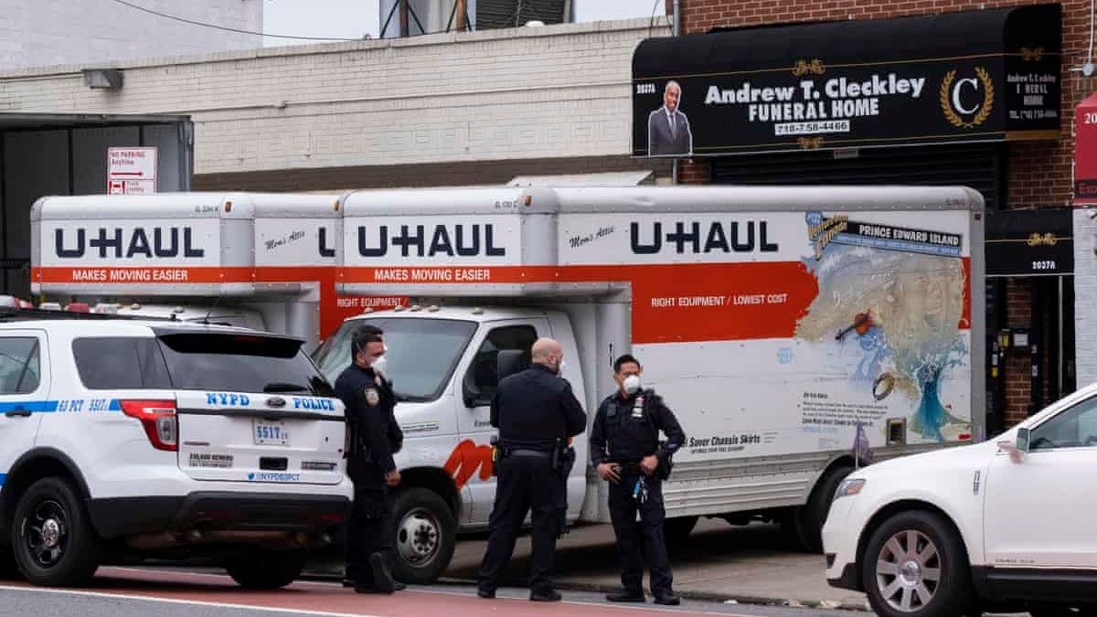 Hallan cadáveres en camiones de mudanzas en NY