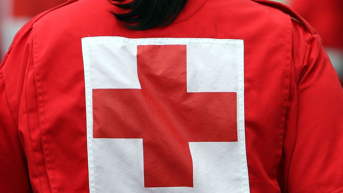 Personal médico de la Cruz Roja salen sin uniformes para evitar ser agredidos