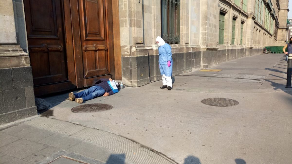 24 Morelos hombre con covid afuera de Palacio Nacional