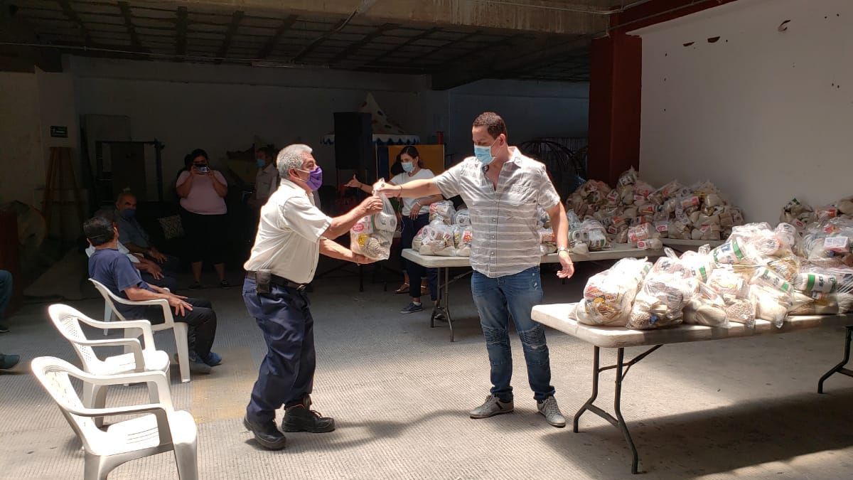 Alcalde de Jojutla entrega despensas