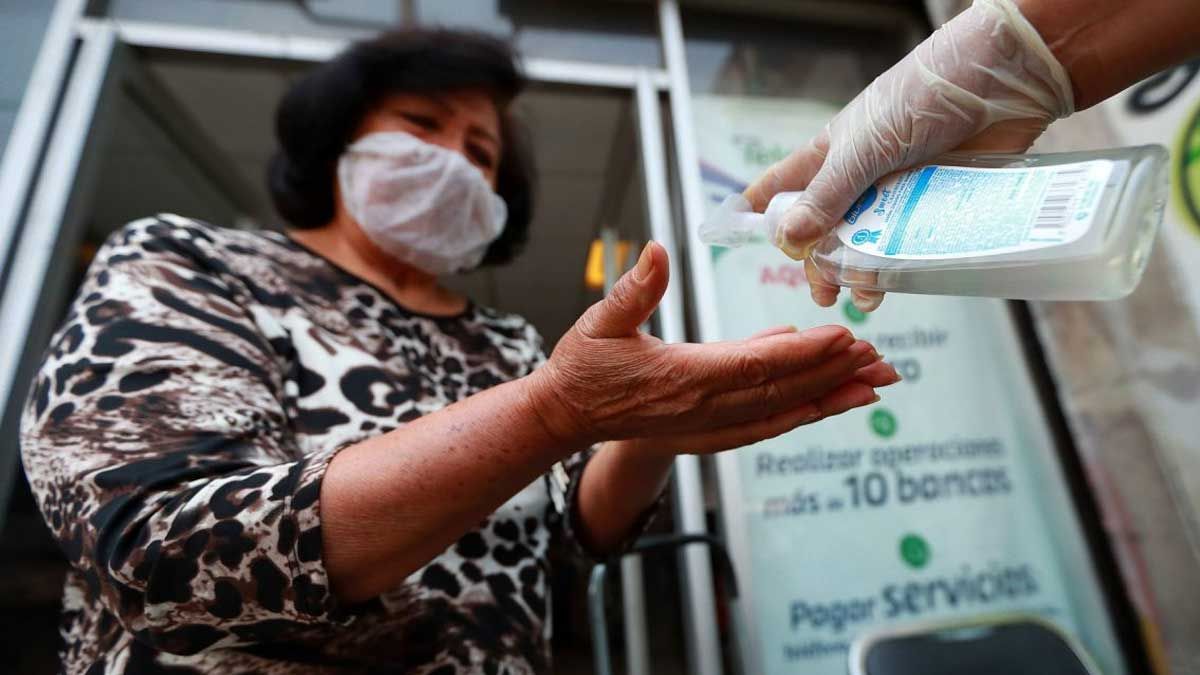 Refuerzan comercios medidas de sanidad para mitigar contagios por ómicron