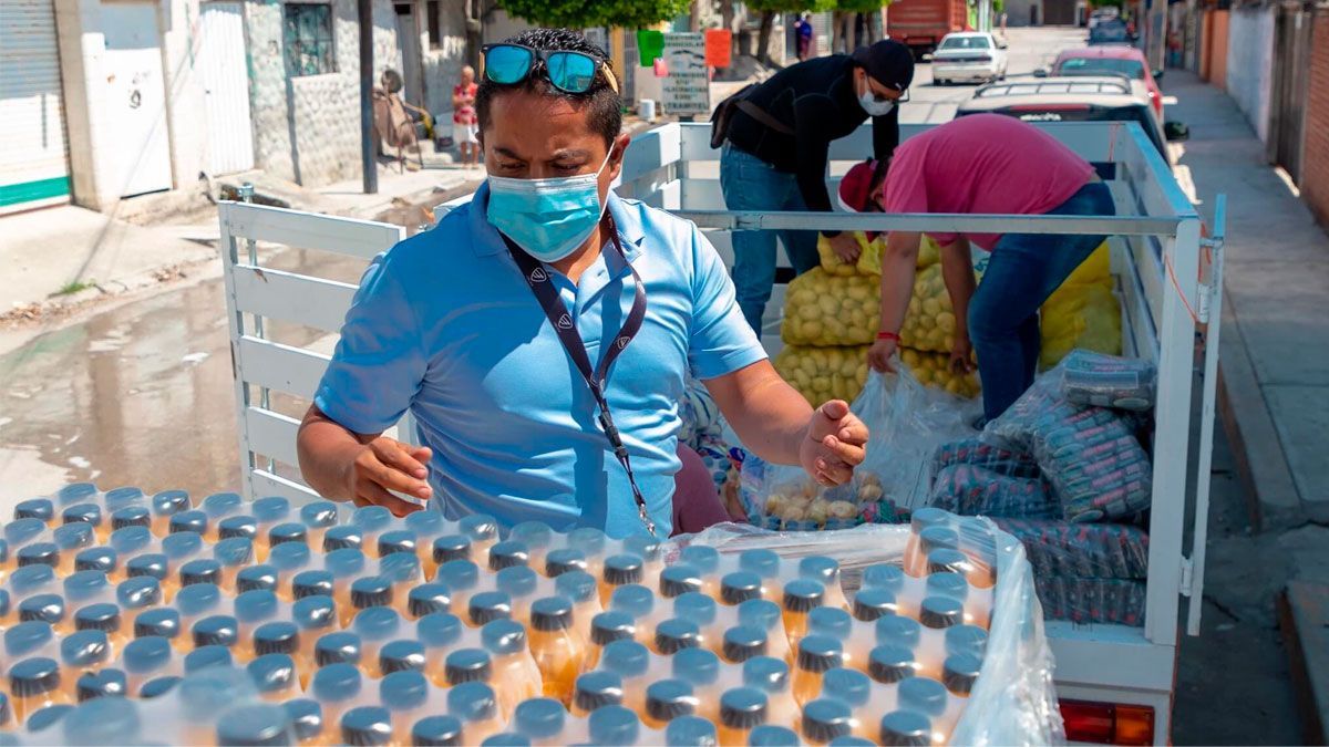 Entrega legisladora apoyos alimentarios a ciudadanos