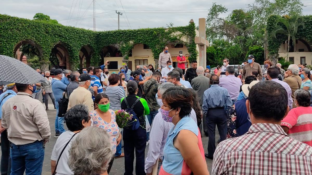 Dialogan autoridades con afectados de actos vandálicos en panteón de La Paz