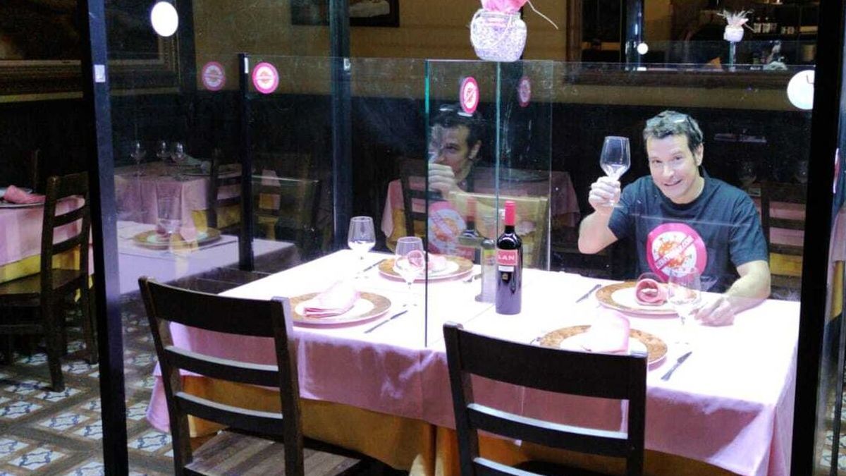 España cierra antros y limita fumar en la calle