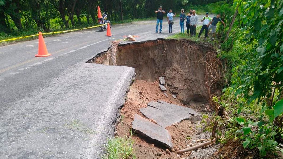 Rehabilitan tramo carretero en Coatlán del Río colapsado por las lluvias