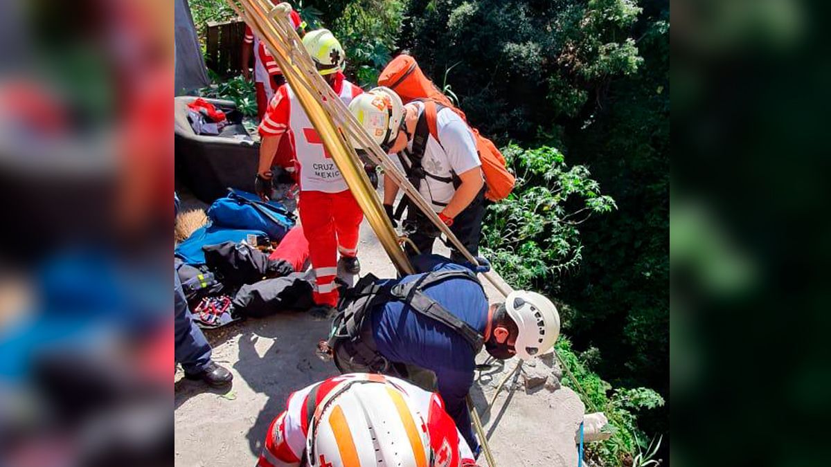 Fallece taxista tras caer a barranca en Cuernavaca