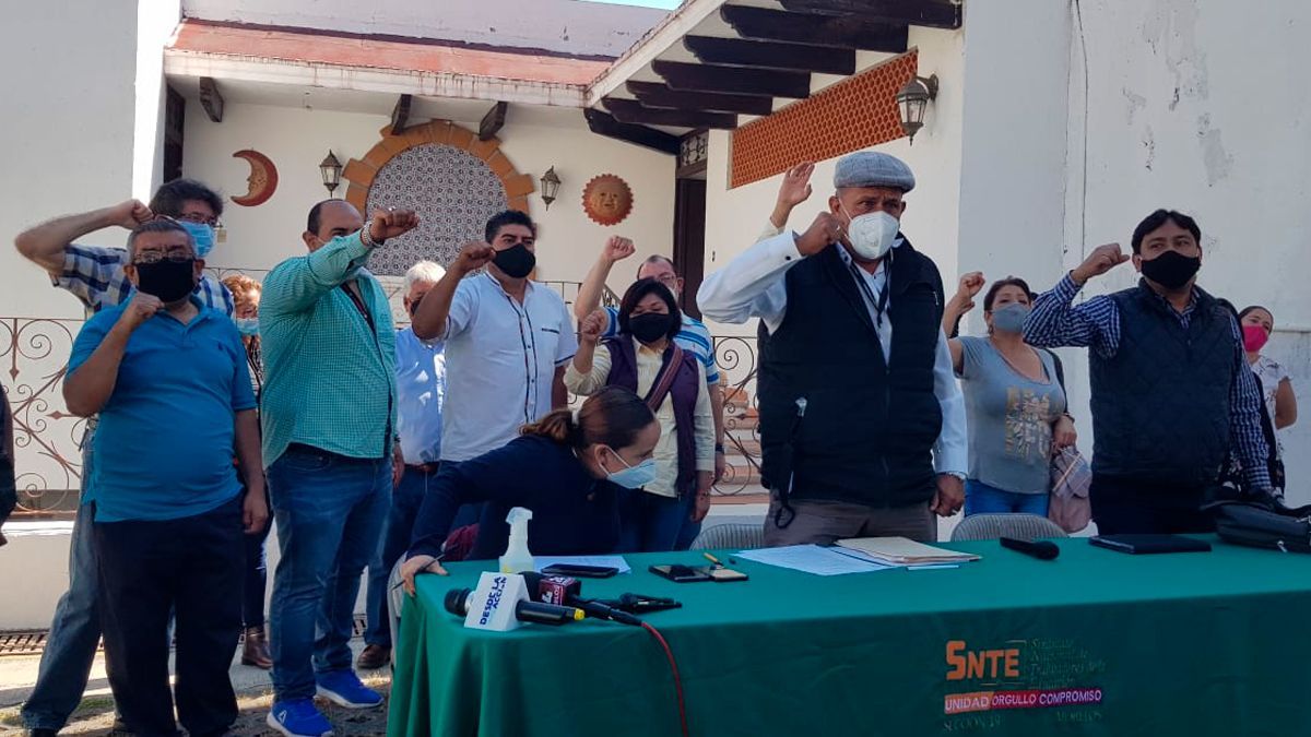 Maestros piden pago de aguinaldo completo