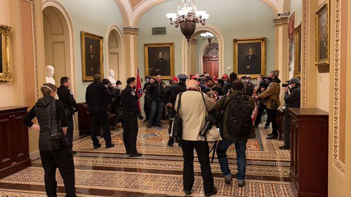 Manifestantes entran al Capitolio; suspenden sesión