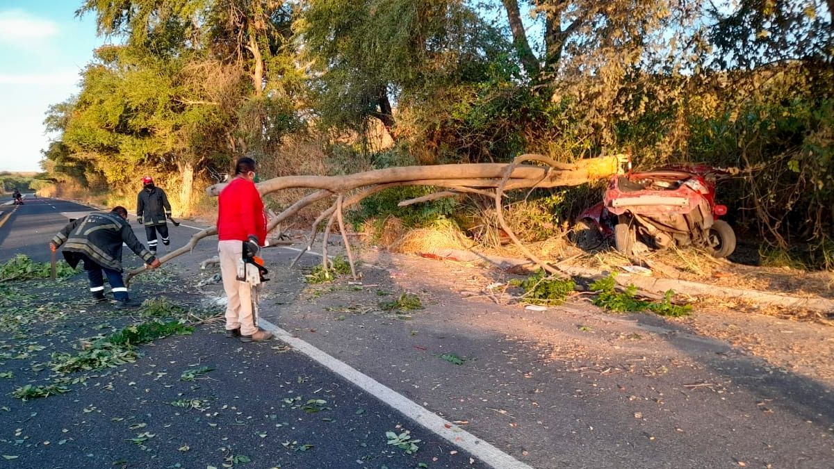 Fallece un hombre y rescatan a mujer tras accidente en Jojutla