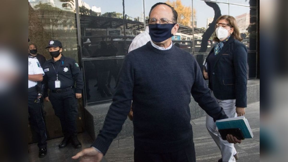 Visita Padre Solalinde a AMLO; evita dar declaraciones