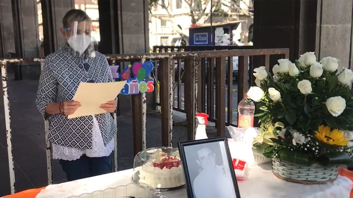Tras 10 años, continúa celebrando el cumpleaños de su hijo desaparecido