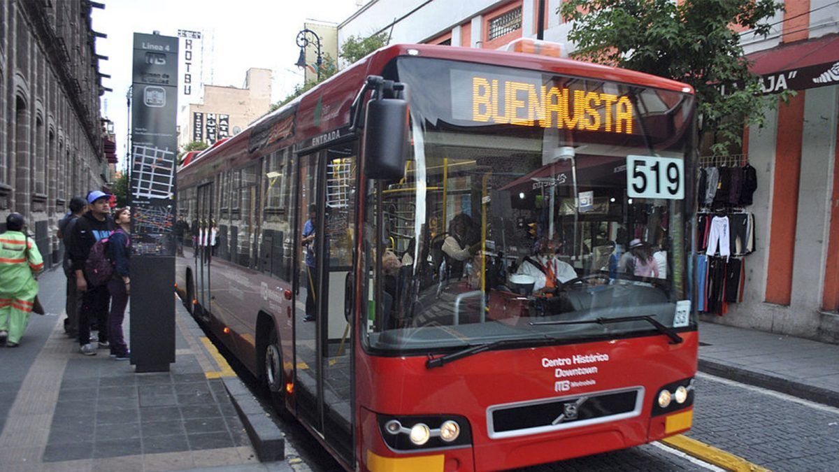 Surge “Lady Perro” al negarse a bajar del metrobús