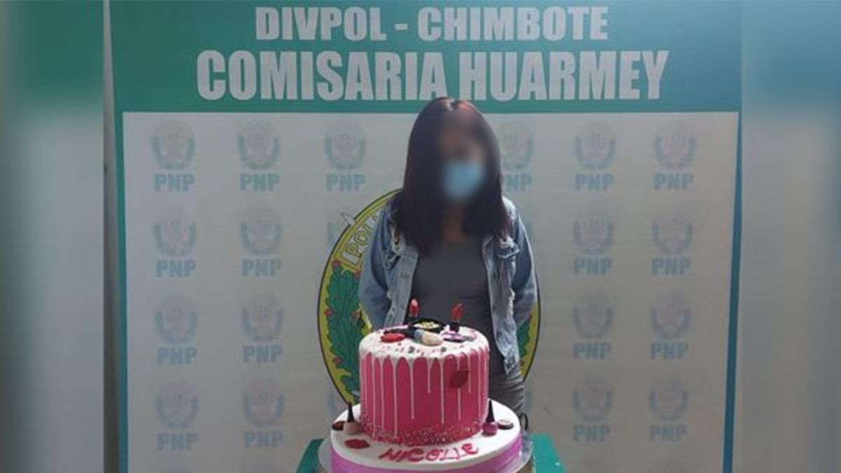 Policía hace posar a joven con su pastel tras ser detenida
