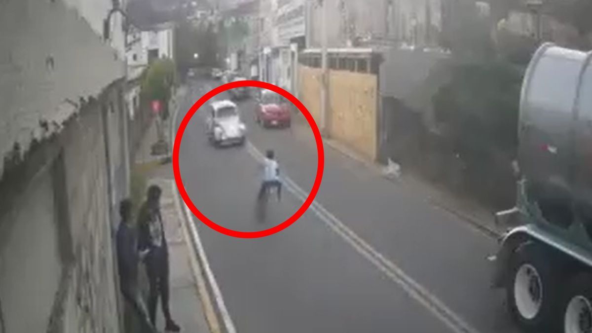 Niño en bicicleta choca contra auto en movimiento