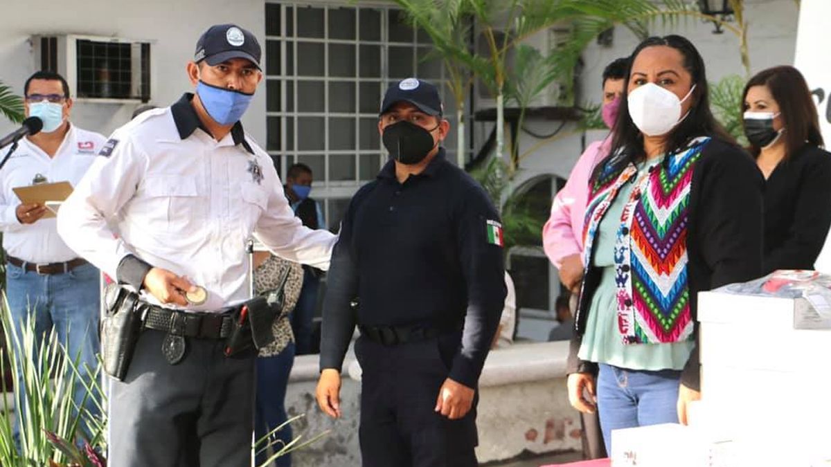 Entregan equipo a policías del municipio de Temixco.