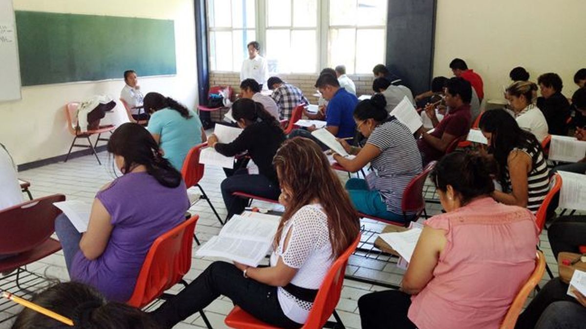 Maestros de nuevo ingreso piden apoyo al gobierno federal
