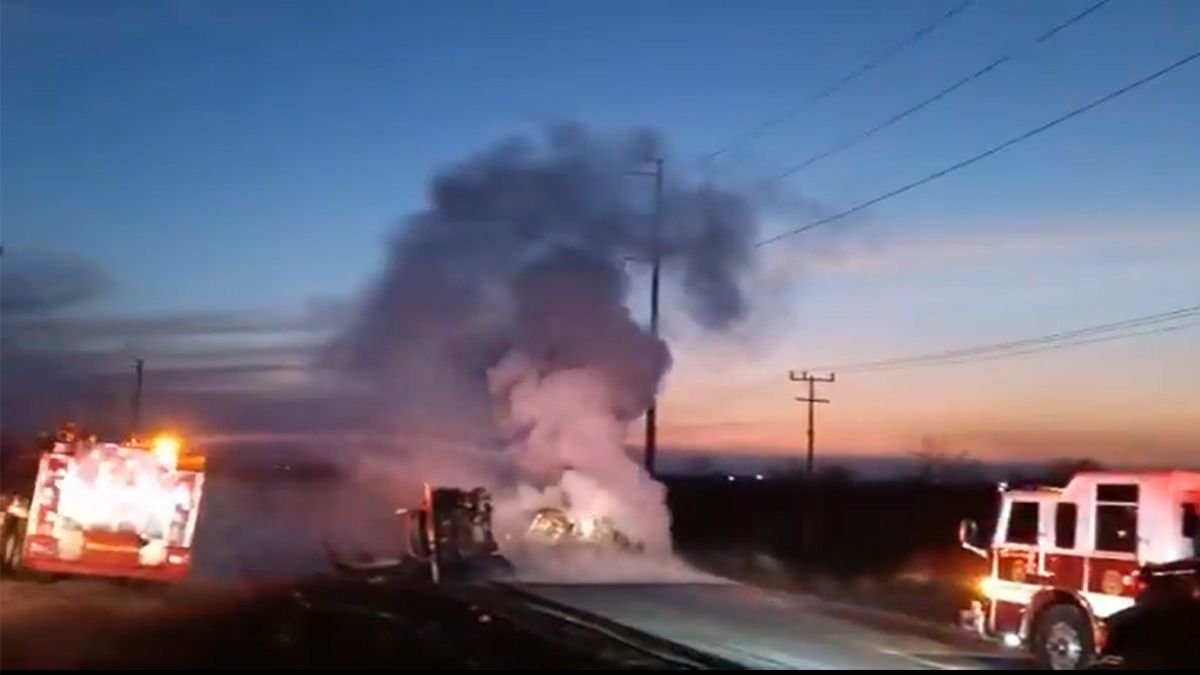 Choca pipa de combustible contra autobús de pasajeros y deja 11 muertos