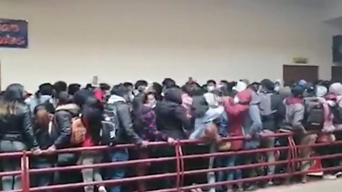 Fallecen estudiantes tras romperse barandal y caer al vacío