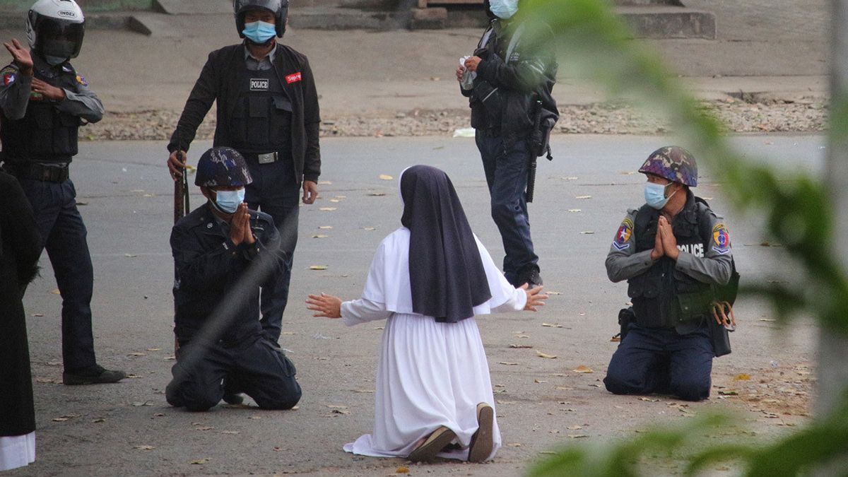Monja ruega a soldados que le disparen a ella y no a los niños durante disturbios